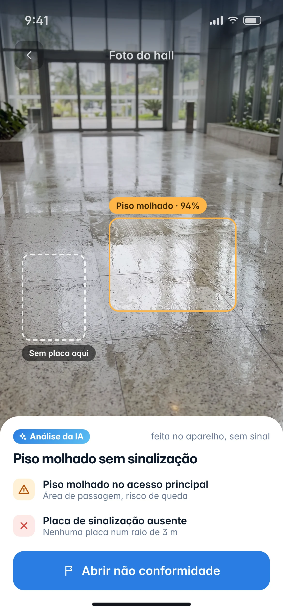 Foto do hall analisada pela IA, que aponta piso molhado sem sinalização e sugere uma não conformidade