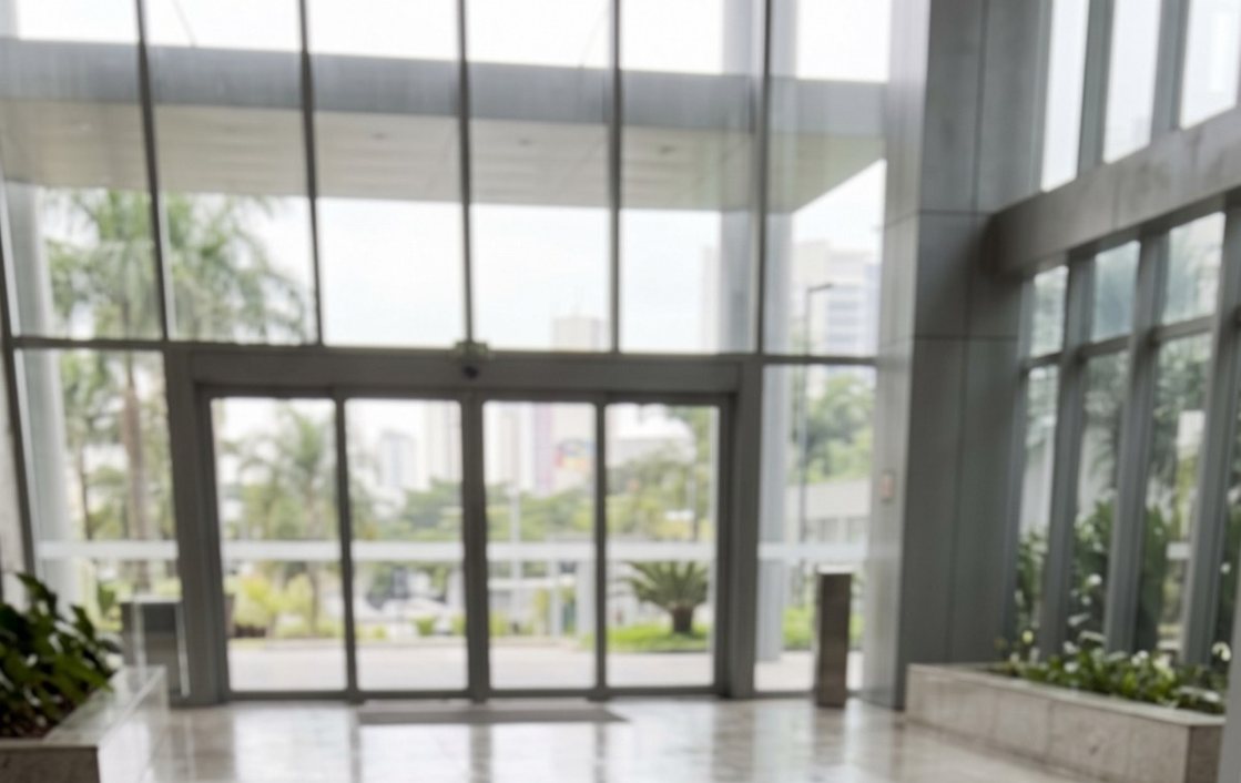 O saguão limpo e iluminado de um edifício corporativo pela manhã.