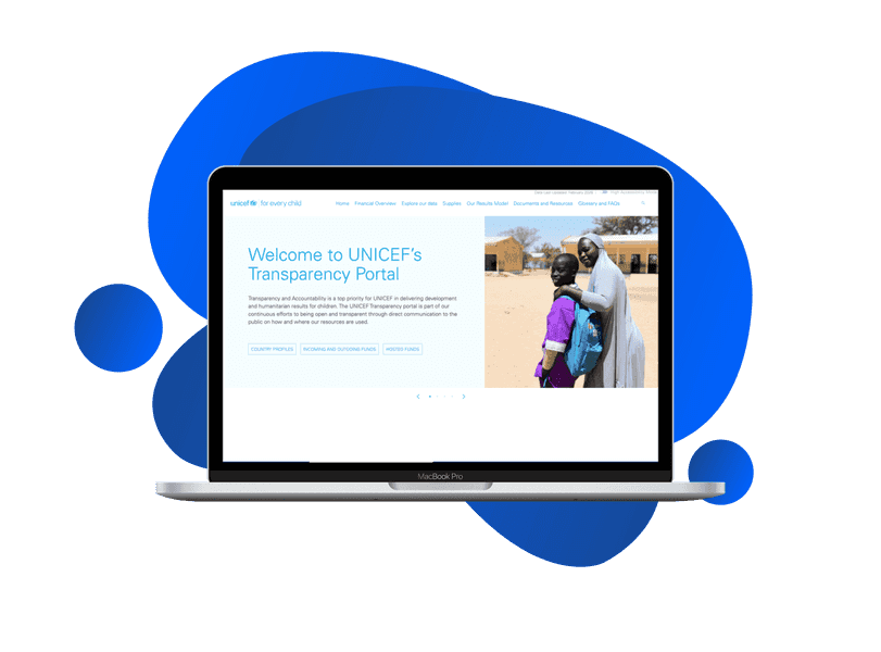 Mockup em MacBook Pro com monitoramento operacional da UNICEF